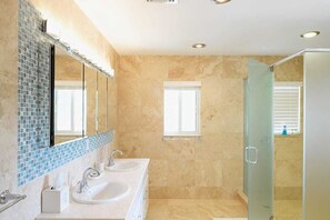 Douche, sèche-cheveux, serviettes fournies, savon