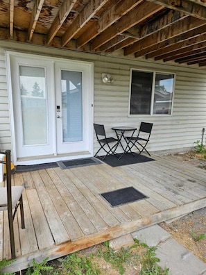 Outdoor dining - Awesome Guest suite @ Calgary NW for exclusive private relaxation (Calgary)