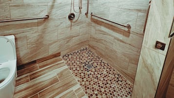 Chuveiro, secador de cabelo, toalhas de banho, sabonete
