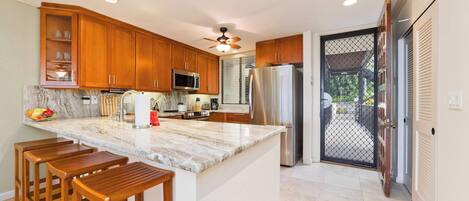 Frigorífico, microondas, horno y placa de cocina