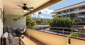 Outdoor dining - White Sands Village 111 - Steps from Magic Sands (Kailua-Kona)