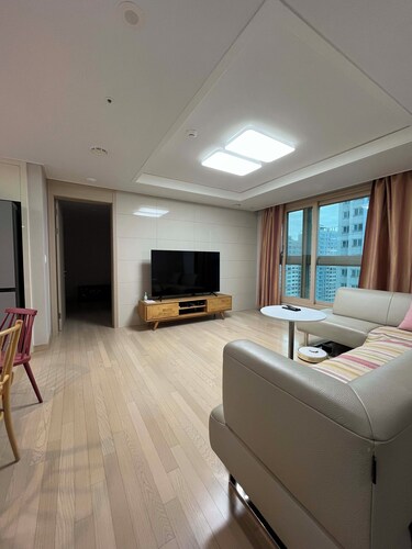 Spacious 3-bedroom apartment in fantastic Incheon with WiFi, AC