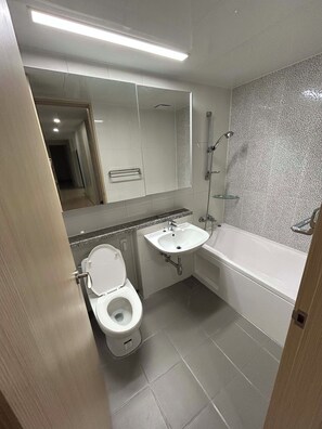 Dusj, hårføner, håndklær og såpe