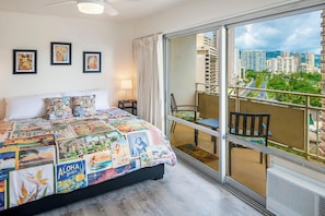 2 bedrooms, travel cot, WiFi, bed sheets - Ilima Suite at The Ilikai | Short Stroll to Beach! (Honolulu)
