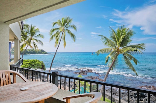Banyan Tree Condo W/ Pool & Ocean Front!