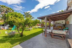 Outdoor dining - Holiday Home 'Palmento' with Sea View, Wi-Fi and Air Conditioning (Piedimonte Etneo)