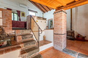Interior - Holiday Home 'Palmento' with Sea View, Wi-Fi and Air Conditioning (Piedimonte Etneo)