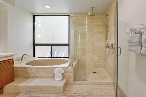 Shower, hair dryer, shampoo - Shores at Waikoloa Beach Resort 19 - 2 Ensuite & Loft (Waikoloa Beach Resort)