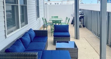 BEACH BLOCK 3-bedroom condo with Patio-BBQ-WiFi-Parking in Seaside Heights