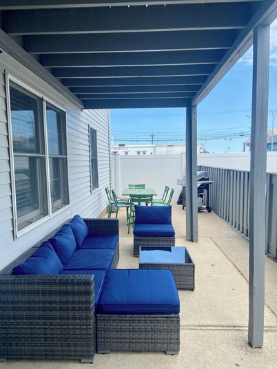 BEACH BLOCK 3-bedroom condo with Patio-BBQ-WiFi-Parking in Seaside Heights