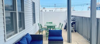 BEACH BLOCK 3-bedroom condo with Patio-BBQ-WiFi-Parking in Seaside Heights