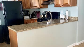 Frigorífico, microondas, horno y placa de cocina