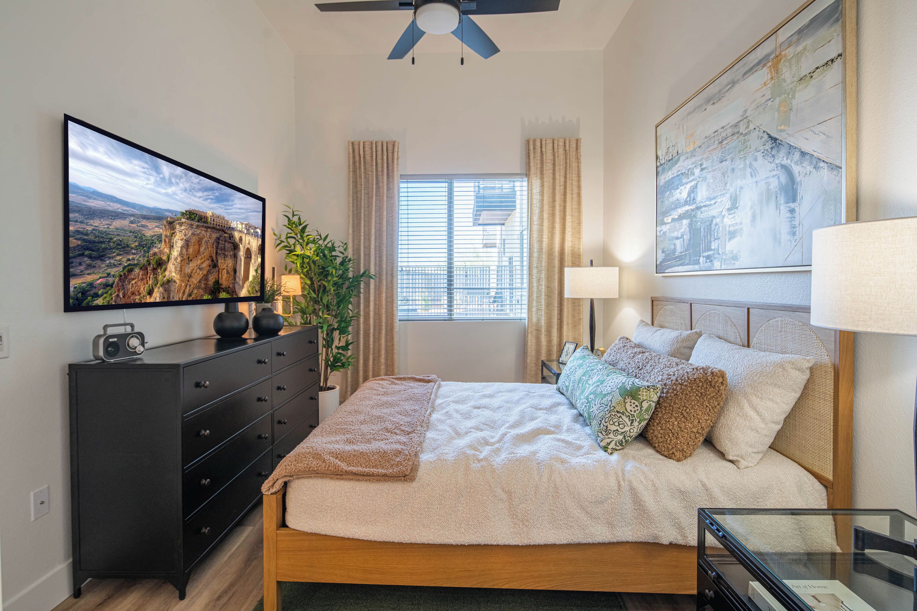 1 chambre, bureau, fer et planche à repasser, lit de bébé portatif