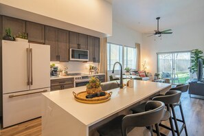 Fridge, microwave, oven, stovetop - Golf & Sun Stay | Rooftop Deck, Heated Pool Nearby (Phoenix)