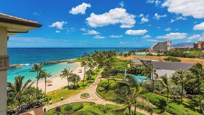A resort with a beach, palm trees, and a view of the ocean. - Hale Leilani | Ko Olina |  Beachfront w/ Views! (Kapolei)