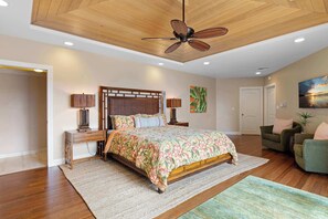 5 slaapkamers, een bureau, een strijkplank/strijkijzer, reisbedje