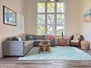 Téléviseur, lecteur de DVD, chaîne audio, bureau