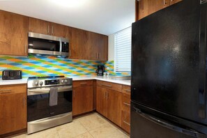 Kjøleskap, mikrobølgeovn, ovn og kokeplater