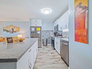 Kjøleskap, mikrobølgeovn, ovn og kokeplater