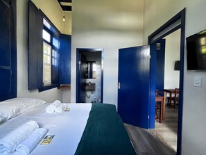 Espacio para trabajar con laptop y wifi gratis 