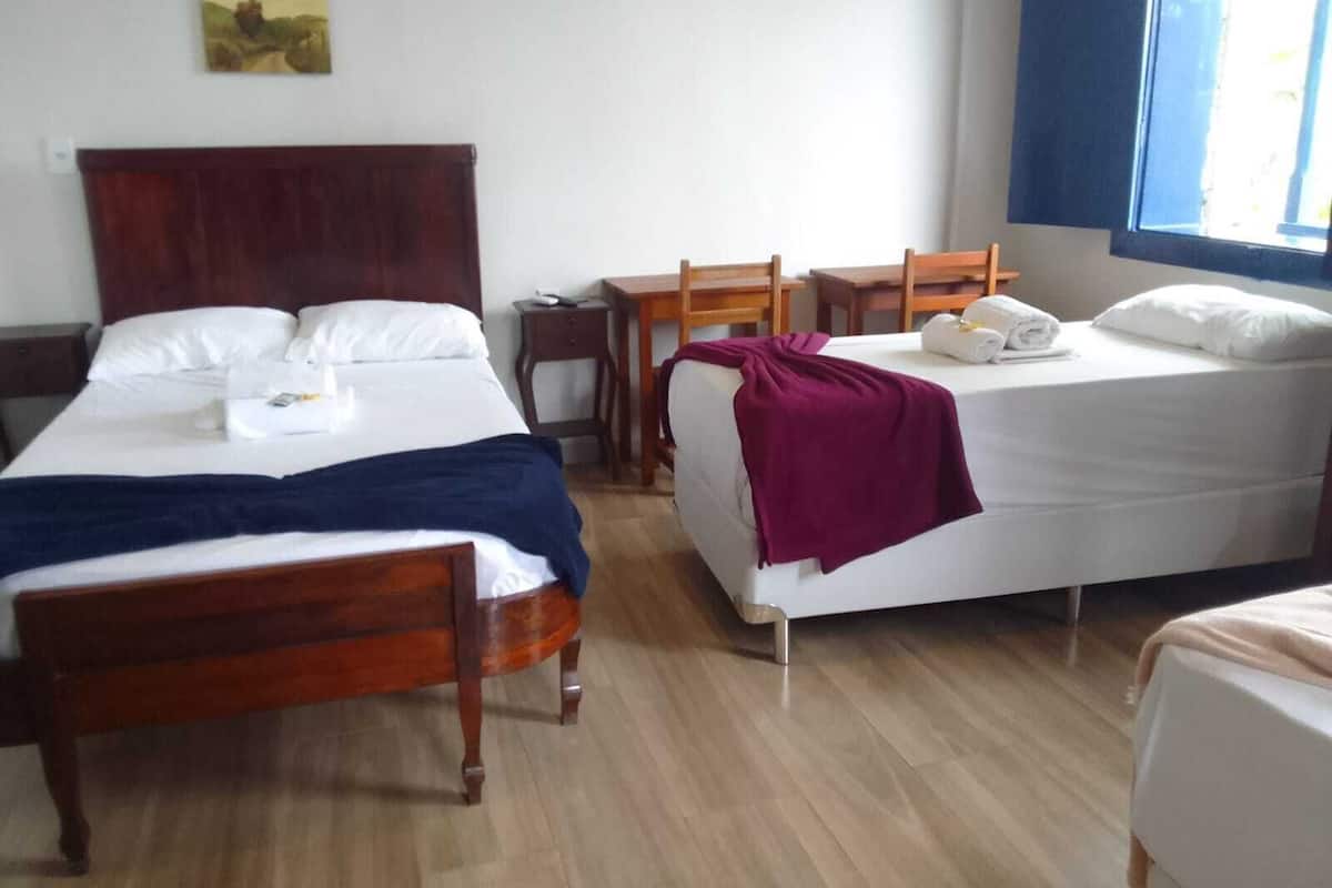 Quarto superior | Espaço de trabalho para notebook, Wi-Fi de cortesia