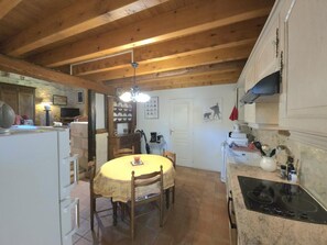 Fridge, microwave, oven, dishwasher - Charming house in Brantôme, pets allowed, parking included (Brantôme en Périgord-Brantôme en Périgord)