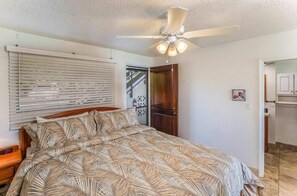 1 bedroom, iron/ironing board, WiFi, bed sheets - Kona White Sands A4 | Romantic Ocean View! (Kailua Kona)