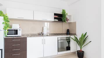Apartment, Balcony, City View | Private kitchen | Cookware/dishes/utensils