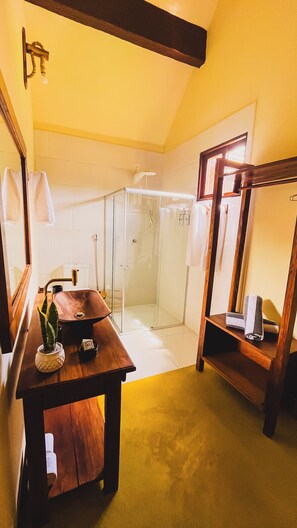 Deluxe driepersoonskamer, uitzicht op tuin | Badkamer | Handdoeken, zeep, shampoo, toiletpapier