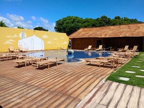 Una piscina al aire libre