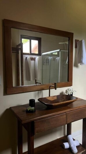 ห้องดีลักซ์ทวิน, วิวสวน | ห้องน้ำ | ผ้าเช็ดตัว, สบู่, ยาสระผม, กระดาษชำระ
