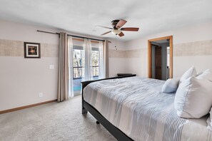 4 bedrooms, iron/ironing board, WiFi, bed sheets