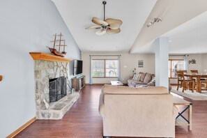 Smart TV, fireplace
