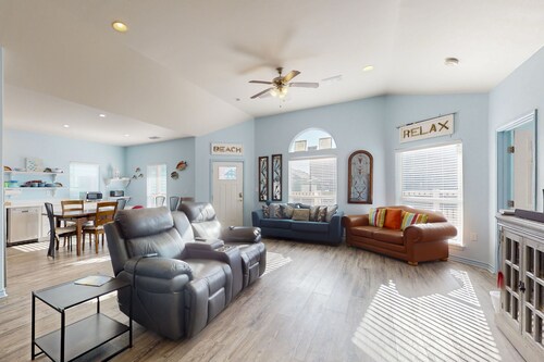 Spacious house with full kitchen, TVs,  WIFI, balcony, near the beach