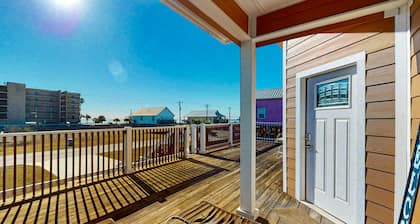 Spacious house with full kitchen, TVs, WIFI, balcony, near the beach