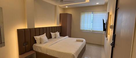 Chambre Triple Familiale, 1 très grand lit, vue ville