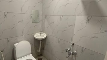 Sturta, inniskór, handklæði, sápa