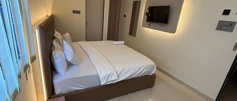 Bureau, espace de travail pour ordinateur portable, rideaux occultants