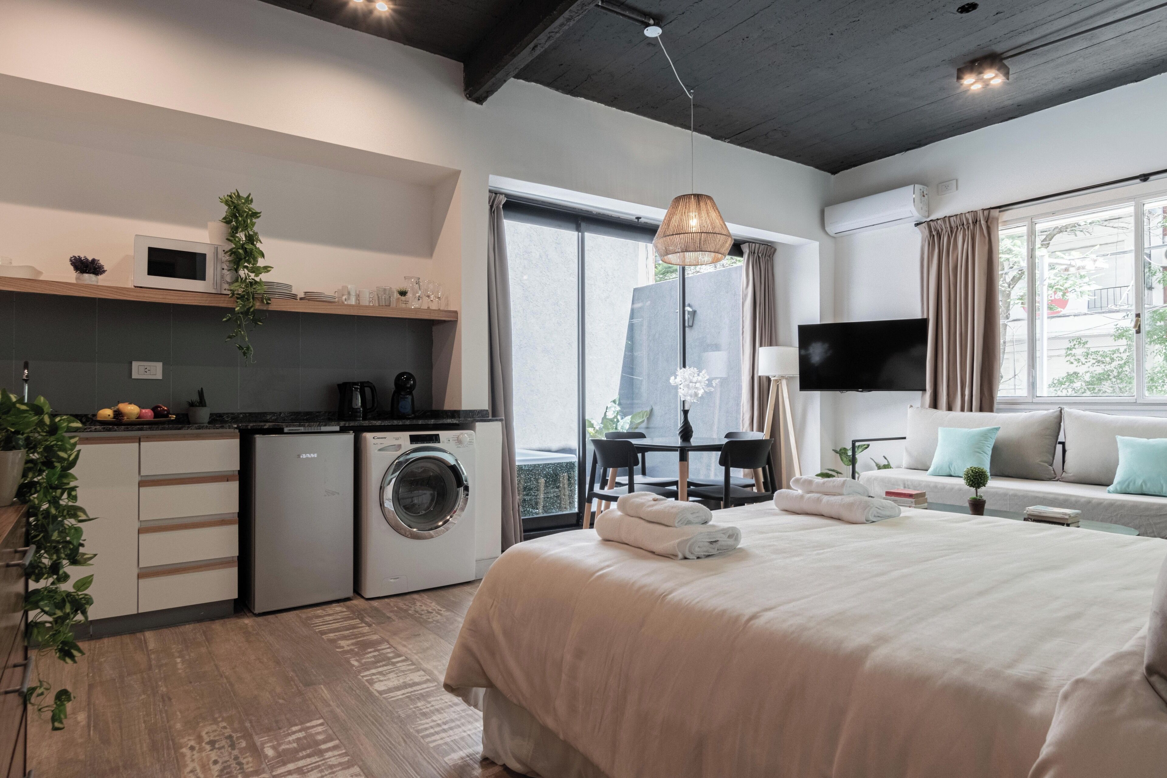 Comfort Studio Suite, City View | Living area