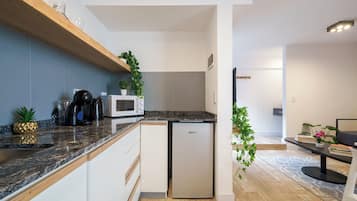 Junior Studio Suite, Multiple Beds, City View | 1 bedroom, desk, laptop workspace, iron/ironing board