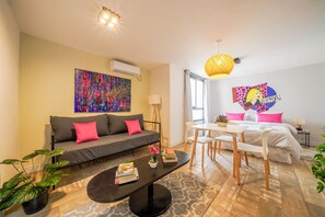 Junior-studiosviitti, useita sänkyjä, kaupunkinäköala | Työpöytä, kannettavalle tietokoneelle sopiva työtila