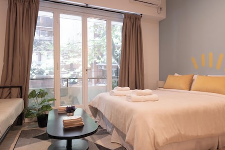1 habitación, escritorio y espacio para trabajar con laptop