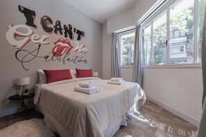 Appartamento Comfort, vista città | Una scrivania, postazione laptop, ferro/asse da stiro, Wi-Fi gratuito
