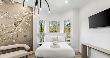 The LUX at West Ln Event & Stay- Pool, Golf, Pickleball, Fire Pit, Gazebo & more