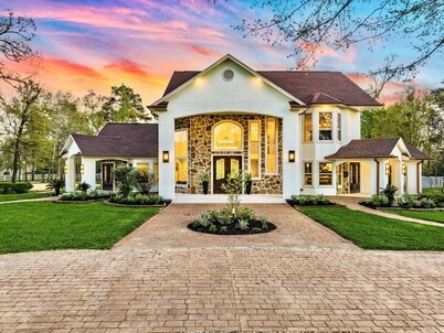 The LUX at West Ln Event & Stay- Pool, Golf, Pickleball, Fire Pit, Gazebo & more