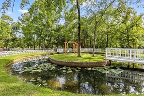 Property grounds - The LUX at West Ln Event & Stay- Pool, Golf, Pickleball, Fire Pit, Gazebo & more (Magnolia, The Woodlands)