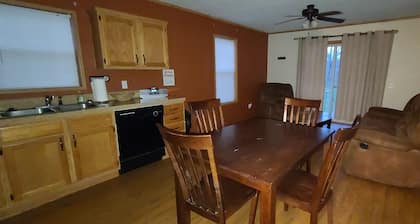 Charming 1-bedroom Manufactured home in Hillsboro with WiFi, AC