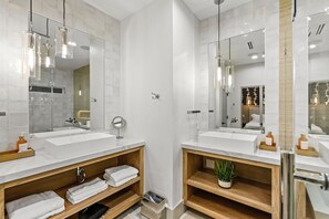 Shower, hair dryer, towels, soap - Modern Beachfront Retreat in Crystal Beach – Pool, Elevator & Sleeps 20 (Bolivar Peninsula)