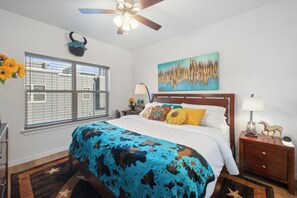 3 bedrooms, desk, iron/ironing board, free WiFi - NEW Penthouse Rooftop Deck w/ views of Stadiums. Lux Extras, private garage & gated (Arlington)