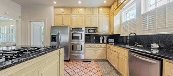 Group Getaway in a Grand Historic Home | Sleeps 10 | 15 minutes to Fort Benning